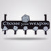 Tuer-Garderobe Choose your Weapon, cleane Studioaufnahme vor hellgrauem Hintergrund