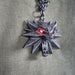 productImage-21982-the-witcher-3-wild-hunt-wolf-medaillon-mit-led-augen-2.jpg