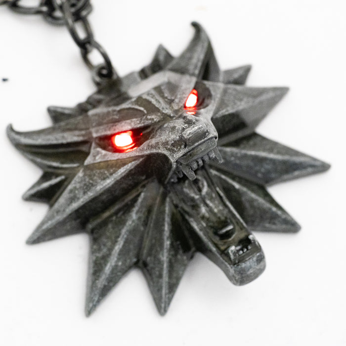 productImage-21982-the-witcher-3-wild-hunt-wolf-medaillon-mit-led-augen-3.jpg