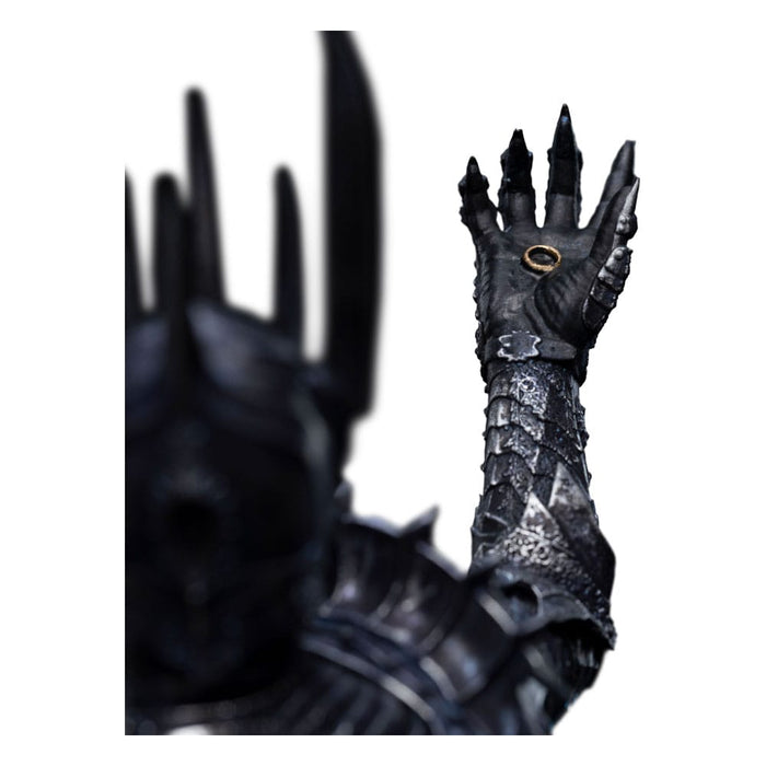 Estatua de El Señor de los Anillos: Sauron forjando el Anillo